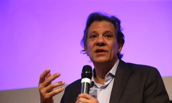 São Paulo (SP) 05/04/2024 - Ministro da Fazenda, Fernando Haddad, participa como painelista do evento Phenomenal World para a América Latina, no auditório do Museu de Arte Moderna de São Paulo, ao lado de Adam Tooze, professor da Universidade de Columbia e da mediadora a jornalista Patricia Campos Mello. Paulo Pinto/Agência Brasil