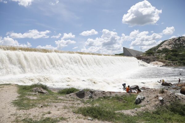 Sangria da barragem de Oiticica causou atraso da conclusão da parede, segundo o governo do RN — Foto: Raiane Miranda/Governo do RN