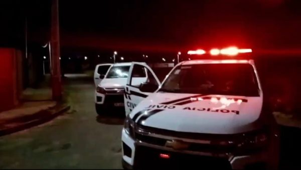 Vítimas estavam na calçada, em frente a uma casa, quando o assassino passou atirando de dentro de um carro — Foto: TV Paraíba/Reprodução