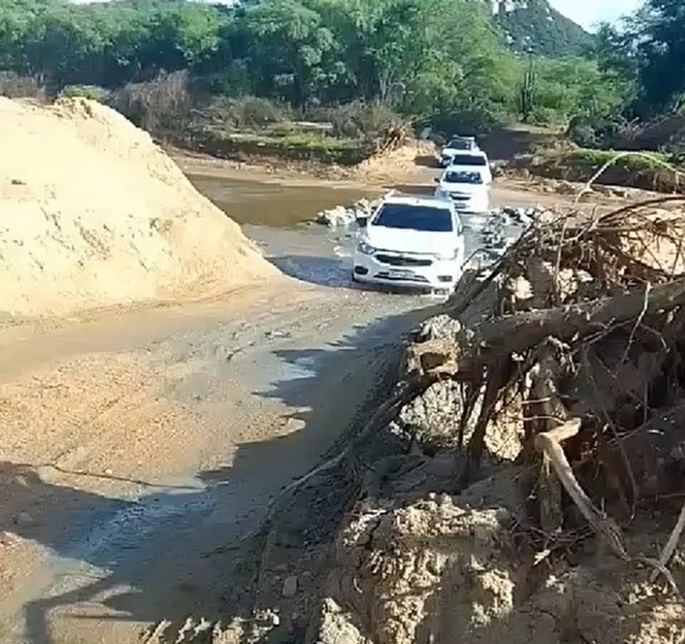 Carros atravessam desvio improvisado dentro de fazendas no interior do RN — Foto: Reprodução