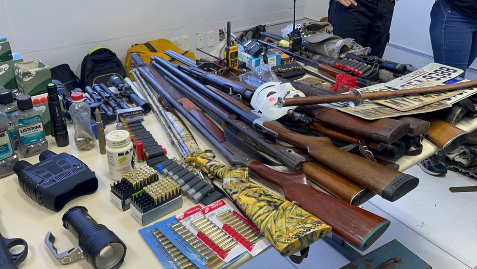 Arsenal apreendido na casa de um dos suspeitos de envolvimento na morte da advogada e do cliente no RN — Foto: Vinícius Marinho/Inter TV Cabugi