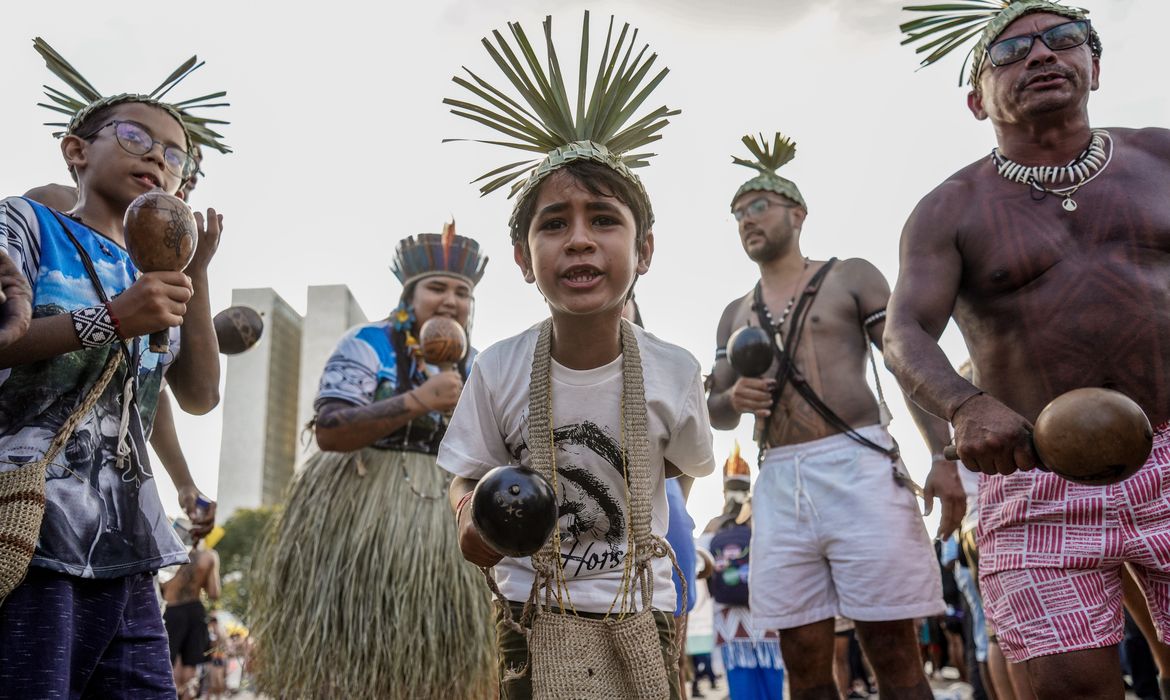 Brasília (DF) 25/04/2024 –  Indígenas de várias etnias que participam do Acampamento Terra Livre 2024 marcham na Esplanada dos Ministérios com o slogan #EmergênciaIndígena: Nossos Direitos não se negociam.   Foto: Rafa Neddermeyer/ Agência Brasil