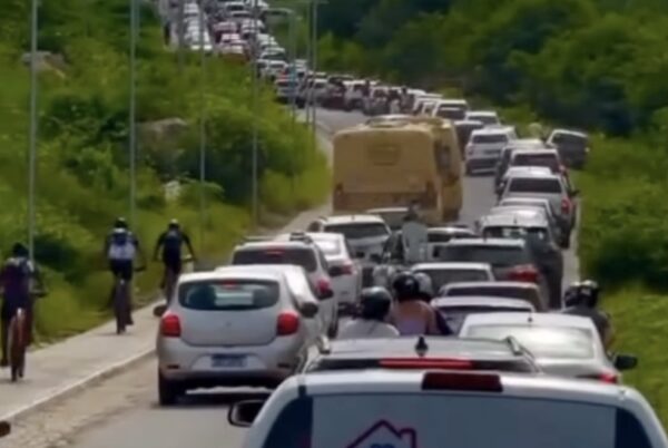 Sangria do açude Gargalheiras atrai milhares de visitantes e congestionamento chama atenção — Foto: Reprodução