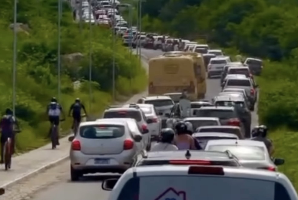 Sangria do açude Gargalheiras atrai milhares de visitantes e congestionamento chama atenção — Foto: Reprodução