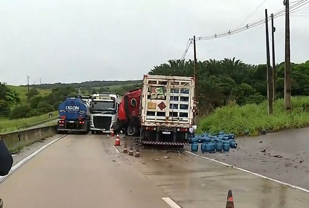 Acidente aconteceu na BR-101. Um outro caminhão foi chamado para retirar o óleo diesel do caminhão-tanque — Foto: Reprodução/Inter TV Cabugi