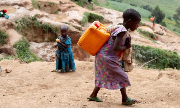 Criança carrega água no Congo
01/12/2018. REUTERS/Goran Tomasevic/File Photo
