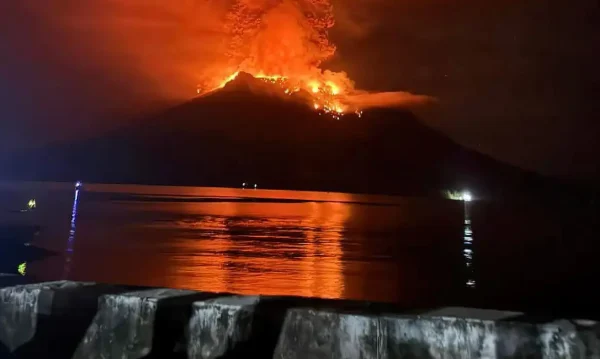 Hot lava flows from Mount Ruang volcano during an eruption in Sitaro, North Sulawesi province, Indonesia, April 17, 2024. Antara Foto/HO/BPBD Kab Sitaro/via REUTERS ATTENTION EDITORS - THIS IMAGE HAS BEEN SUPPLIED BY A THIRD PARTY. MANDATORY CREDIT. INDONESIA OUT. NO COMMERCIAL OR EDITORIAL SALES IN INDONESIA.