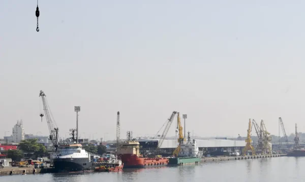 Atracação de navios no Caís do Porto do Rio de Janeiro, guindaste, container.