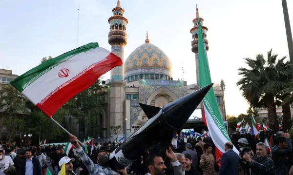 Iranianos com modelo de míssil durante celebração em Teerã
15/4/2024 Majid Asgaripour/WANA (West Asia News Agency) via REUTERS