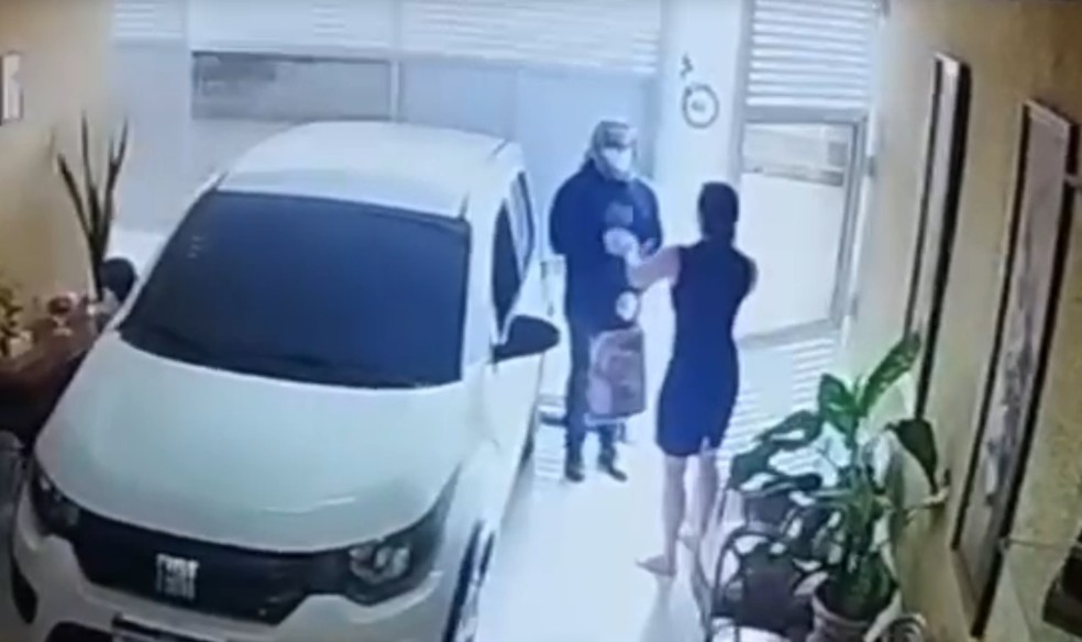 Vídeo mostra suspeito de crime dentro da casa da psicóloga — Foto: Reprodução
