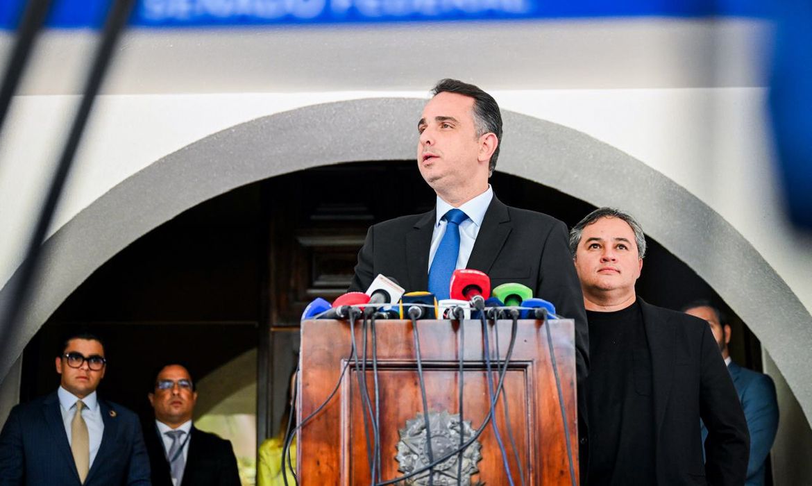 Com a decisão do ministro do Supremo Tribunal Federal (STF) de suspender a desoneração da folha de pagamento, o senador Efraim Filho (União-PB), autor do projeto original sobre o tema, se reúne, nesta sexta-feira (26), com o presidente do Senado Federal, senador Rodrigo Pacheco (PSD-MG), na residência oficial.Após a conversa, a Casa decidiu que irá recorrer da deliberação da Suprema Corte.Na imagem, presidente do Senado Federal, senador Rodrigo Pacheco (PSD-MG), concede entrevista. Foto: Pedro Gontijo/Senado Federal