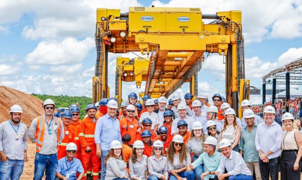 Iguatu (CE), 05.04.2024 - Presidente da República, Luiz Inácio Lula da Silva, visita obras da Ferrovia Transnordestina, no Distrito Suassurana, em Iguatu (CE), e posa para foto com trabalhadoras e trabalhadores. Foto: Ricardo Stuckert/PR