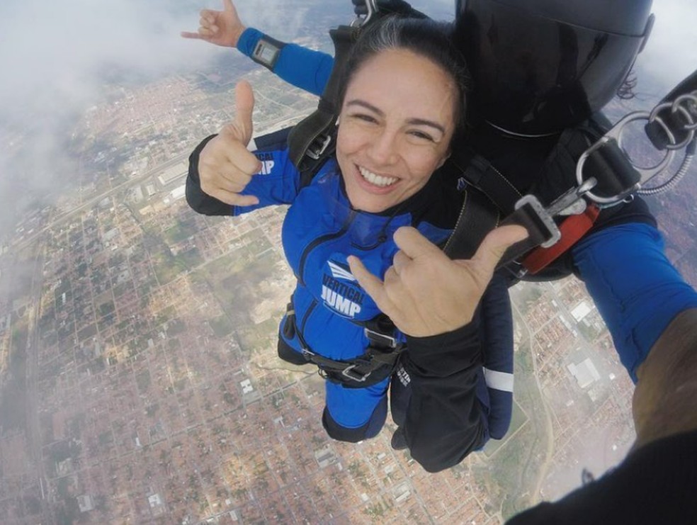 Fabiana em salto de paraquedas em Fortaleza — Foto: Redes sociais