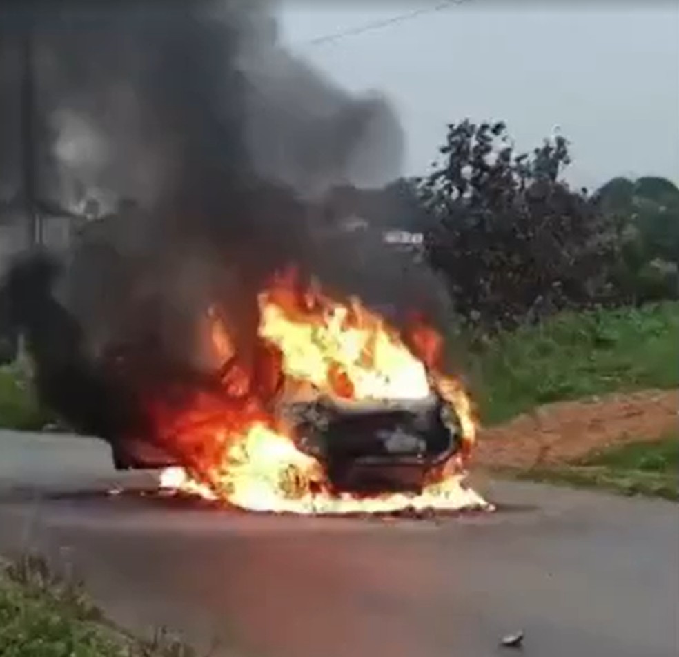 Carro pegou fogo no bairro Planalto, em Natal — Foto: Reprodução/Redes sociais