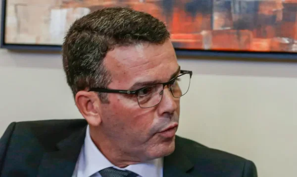 Rio de Janeiro (RJ) 21/05/2024 - ATENÇÃO - Foto de arquivo feita em 16/04/2018 - O chefe de Polícia Civil, Rivaldo Barbosa (e), o titular da Delegacia de Homicídios da Capital, Fábio Cardoso (d) durante reunião na Polícia Civil para tratar do caso da vereadora Marielle Franco
Foto: Tomaz Silva/Agência Brasil/Arquivo