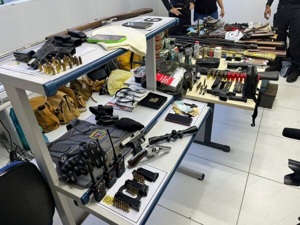 Arsenal apreendido com policial militar suspeito de integrar grupo de extermínio no RN — Foto: Vinícius Marinho/Inter TV Cabugi