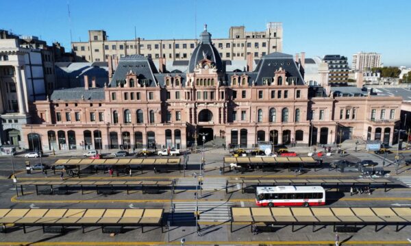 Estação de trem Plaza Constitución em Buenos Aires durante greve
9/5/2024    REUTERS/Agustin Marcarian 