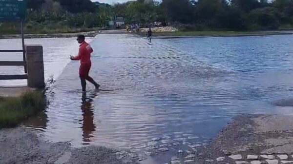 Volume de água causa interdição de passagem molhada em rio de Campo Grande — Foto: Reprodução