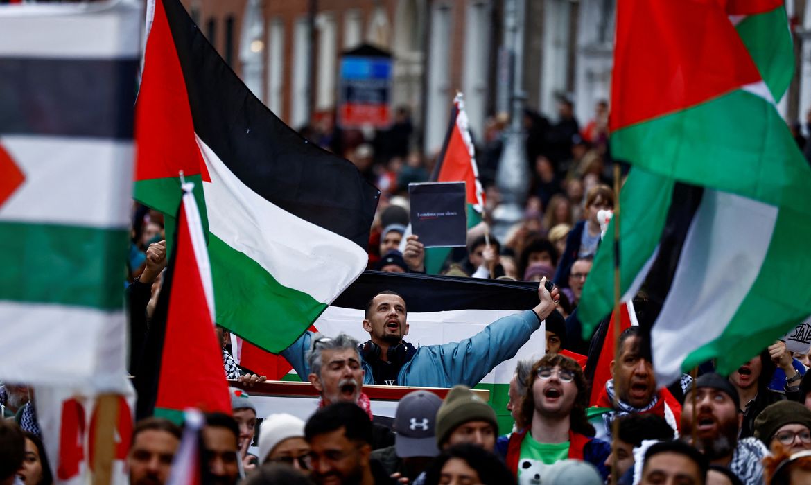 Manifestação em Dublin a favor dos palestinos
18/11/2023    REUTERS/Clodagh Kilcoyne