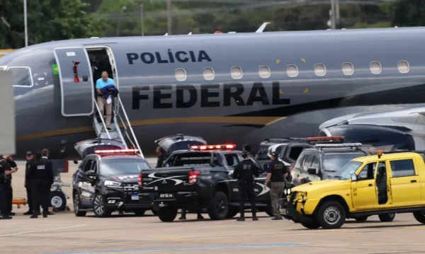 Brasília- DF 24-03-2024. Os mandantes do assassinato de Marielle Franco descendo do avião da PF no aeroporto de Brasília. Foto José Cruz/ Agência Brasil.