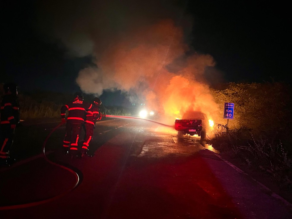 Carro incendiado na BR-110 entre Mossoró e Areia Branca — Foto: CBMRN/Divulgação