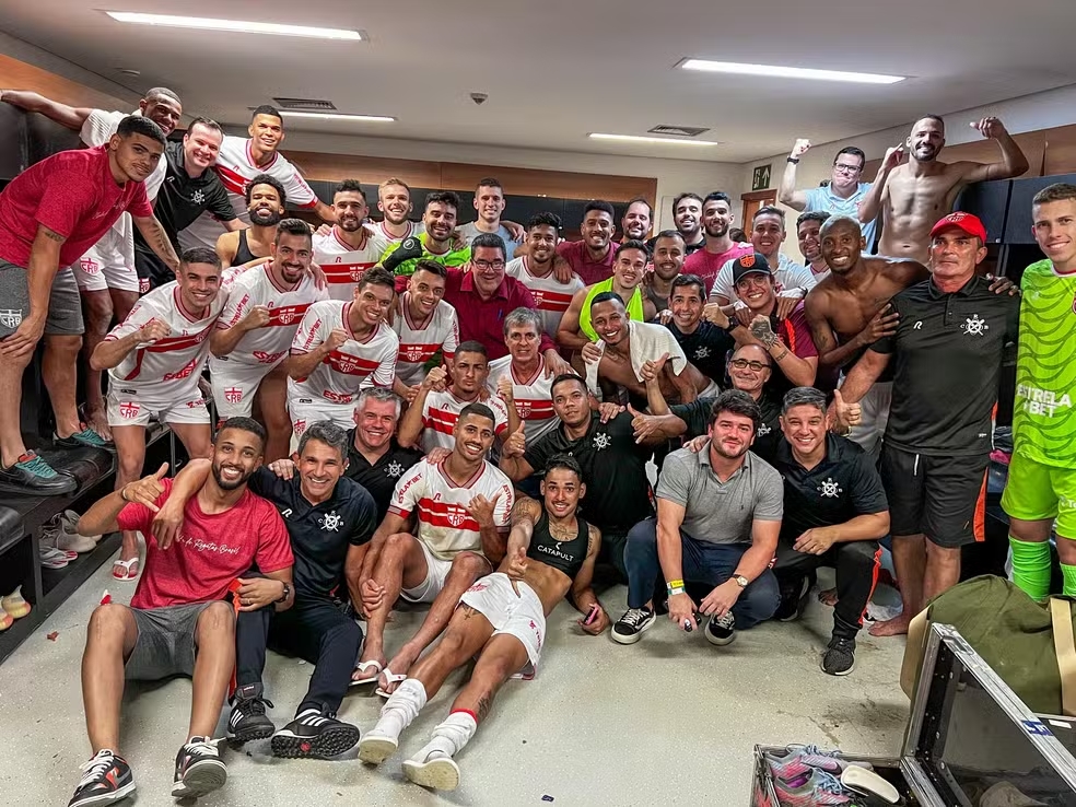 Jogadores, dirigentes e comissão técnica do CRB comemoram a classificação contra o Bahia — Foto: Rafa Peixe/ASCOM CRB