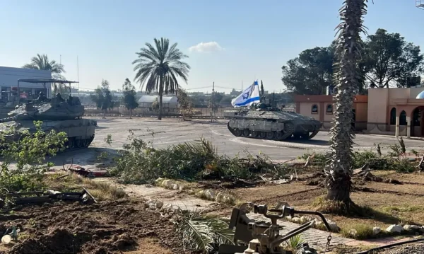 Veículos militares de Israel operam do lado de Gaza na fronteira de Rafah
7/5/2024   Divulgação via REUTERS