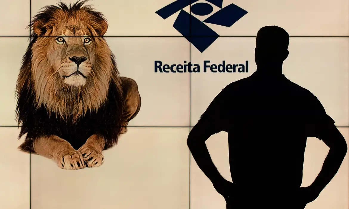 Brasília 17/03/2023 - Fotos para ilustrar matéria  sobre imposto de renda, o prazo de entrega da declaração mudou. Começou às 9h desta quarta-feira (15) e vai até as 23h59min59s de 31 de maio. A mudança, segunda a Receita, foi necessária para que todos os contribuintes tenham acesso à declaração pré-preenchida, que é enviada duas semanas após a entrega dos informes de rendimentos pelos empregadores, pelos planos de saúde e pelas instituições financeiras.
Foto: Joédson Alves/ Agência Brasil