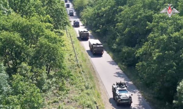 Veículos militares russos durante exercício
21/5/2024   Divulgação via REUTERS