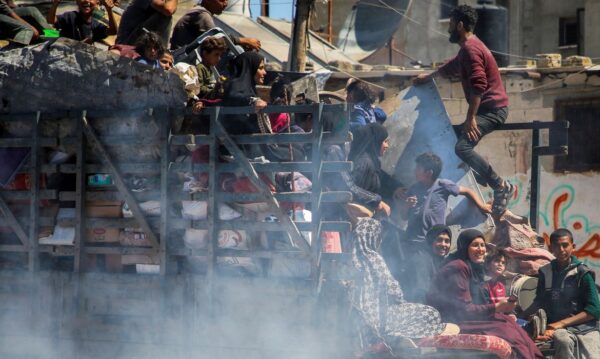 Palestinos deixam Rafah, no sul de Gaza
8/5/2024 REUTERS/Hatem Khaled