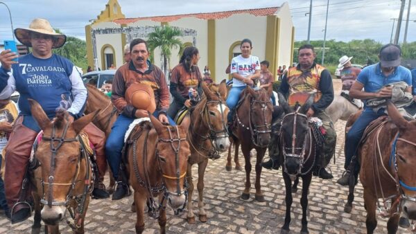 Cavaleiros e Amazonas participam de cavalgada em rota histórica do RN — Foto: Amanda Melo/Inter TV Costa Branca