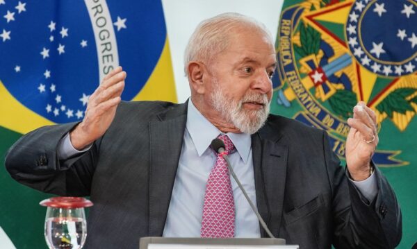 Brasília (DF), 21/02/2024, O presidente Lula se reúne com o ministro do Esporte, André Fufuca, acompanhado de uma comitiva oficial da Fifa. Esta comitiva realiza visita de inspeção ao Brasil no contexto do processo de candidatura do país para sediar a Copa do Mundo Feminina da FIFA 2027. Foto: Rafa Neddermeyer/Agência Brasil