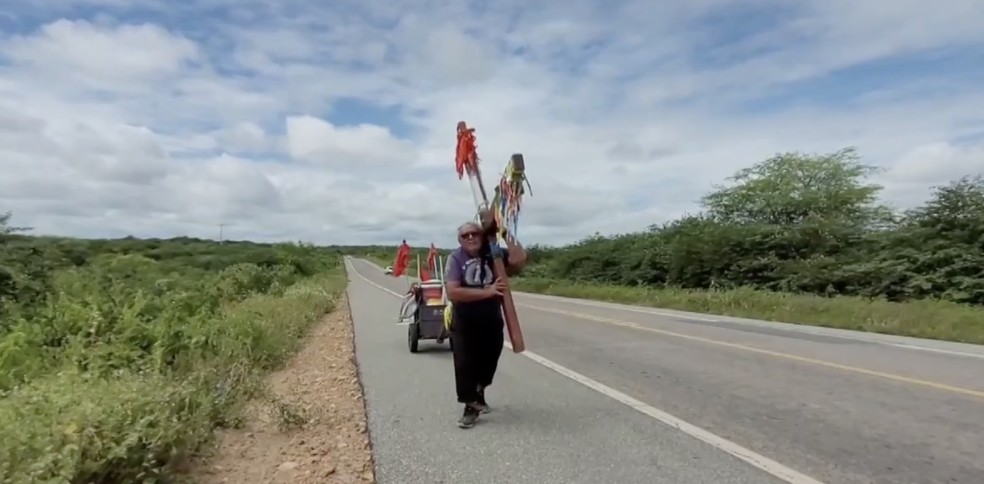Idoso de 81 anos faz peregrinação com cruz de 30 quilos e passa pelo RN rumo ao Maranhão — Foto: Heber Farias/Sertão Seridó