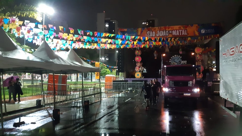 Shows de São João foram suspensos em Natal por causa das fortes chuvas registradas na noite de sábado (22) — Foto: Sérgio Henrique Santos/Inter TV Cabugi