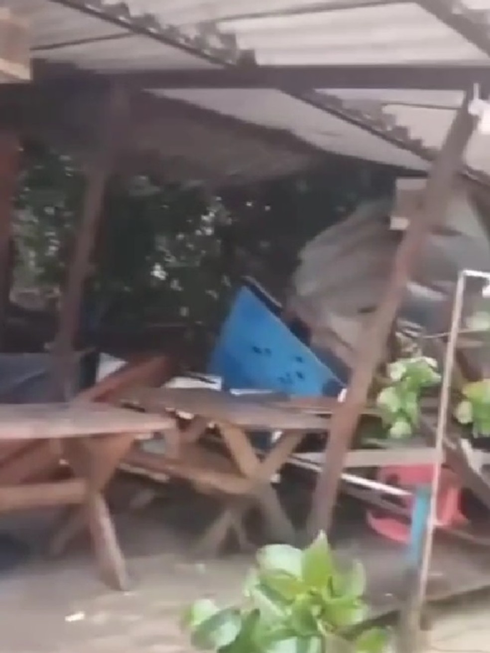 Barraca de restaurante ficou destruída após desmoronamento de falésia — Foto: Reprodução