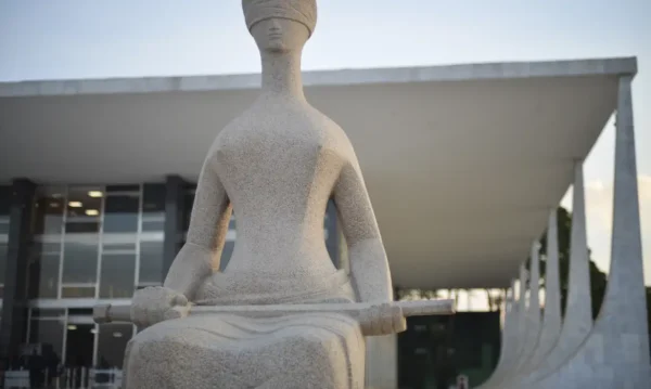 Fachada do Supremo Tribunal Federal (STF) com estátua A Justiça, de Alfredo Ceschiatti, em primeiro plano.