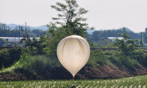 Balão com objetos em Cheorwon, na Coreia do Sul
29/5/2024 Yonhap via REUTERS