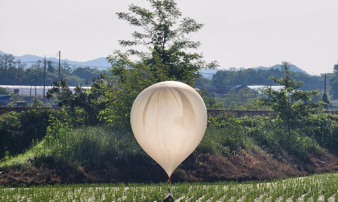 Balão com objetos em Cheorwon, na Coreia do Sul
29/5/2024    Yonhap via REUTERS