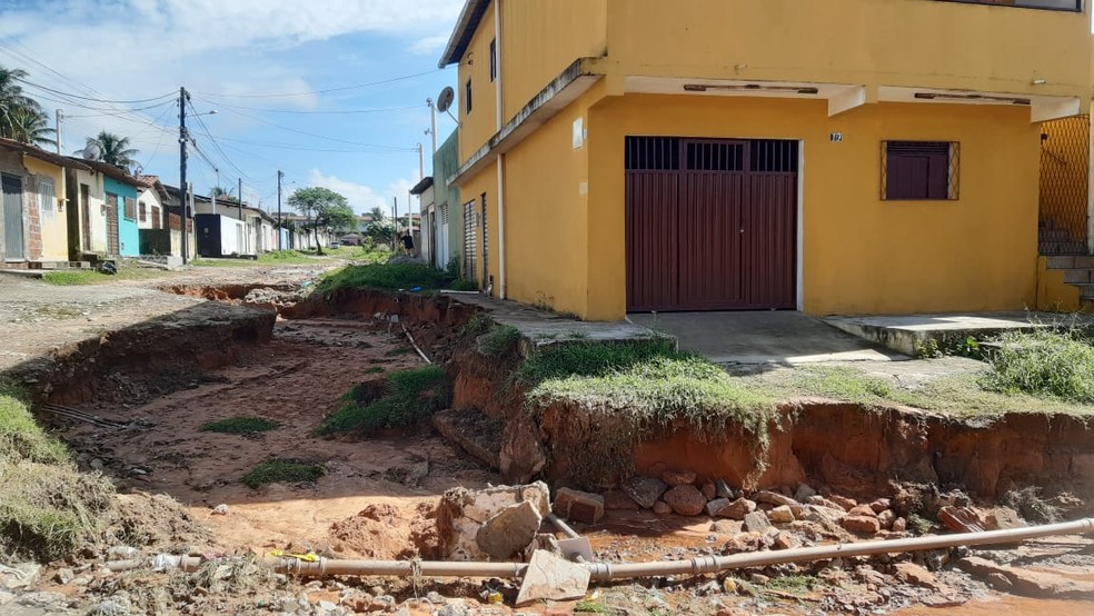 Cratera aberta ao lado de casa no bairro Pajuçara, na Zona Norte de Natal — Foto: Sérgio Henrique Santos/Inter TV Cabugi