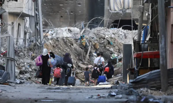 Palestinos carregam pertences ao fugir de suas casas na Cidade de Gaza
7/11/2023   REUTERS/Mohammed Al-Masri
