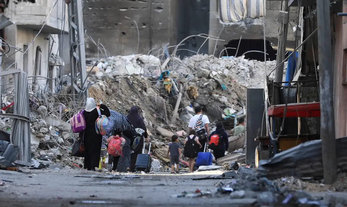 Palestinos carregam pertences ao fugir de suas casas na Cidade de Gaza
7/11/2023   REUTERS/Mohammed Al-Masri