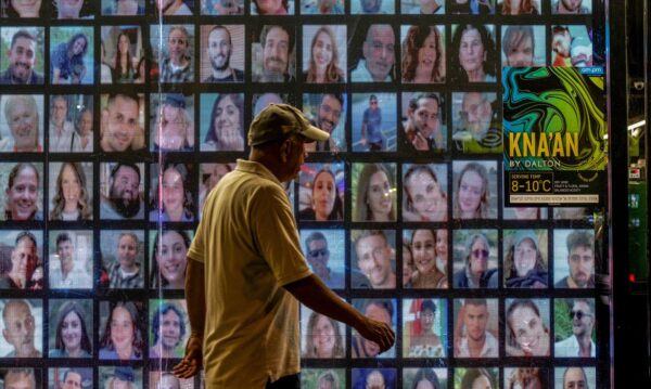 Fotos em Tel Aviv de reféns sequestrados em 7 de outubro
31/5/2024 REUTERS/Marko Djurica