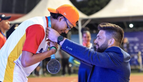 Hygor Gabriel Soares recebe a medalha de prata no Troféu Brasil de Atletismo — Foto: Wagner Carmo/CBAt