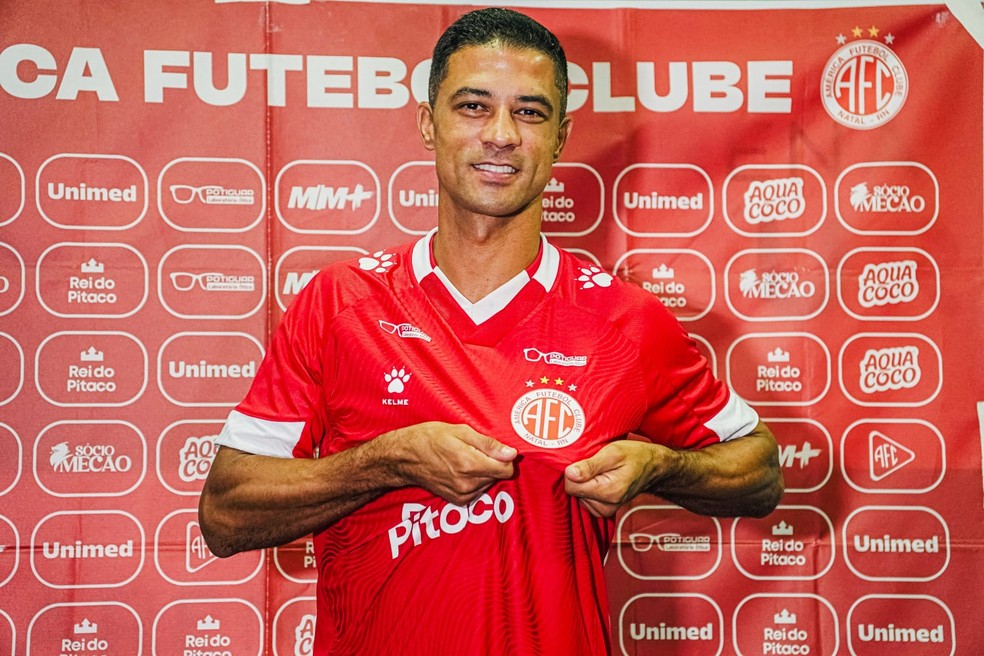 Ricardo Bueno é apresentado pelo América-RN — Foto: Edmário Oliveira/América FC