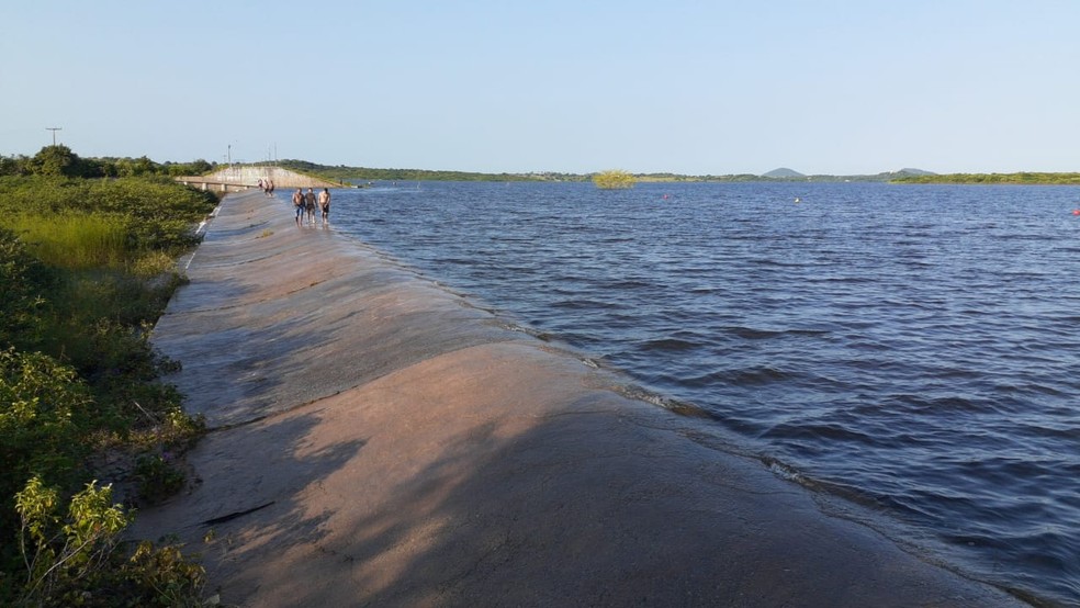 Sangria da barragem de Poço Branco, no Rio Grande do Norte — Foto: Pedro Trindade/Inter TV Cabugi