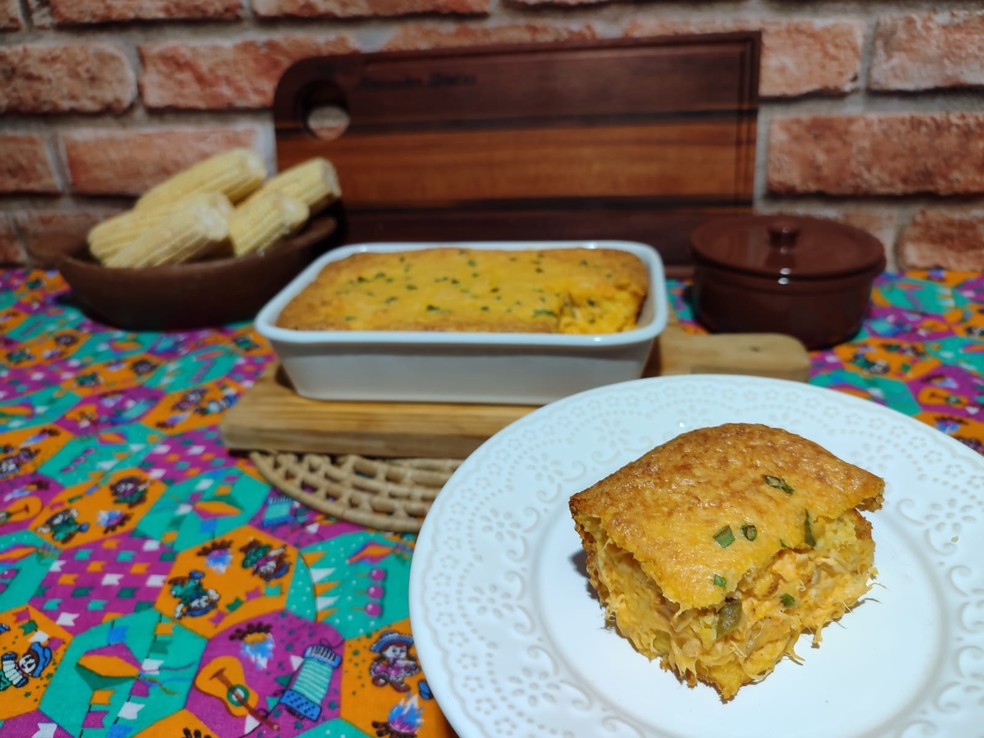 Aprenda como preparar uma torta de milho com frango — Foto: Inter TV Costa Branca