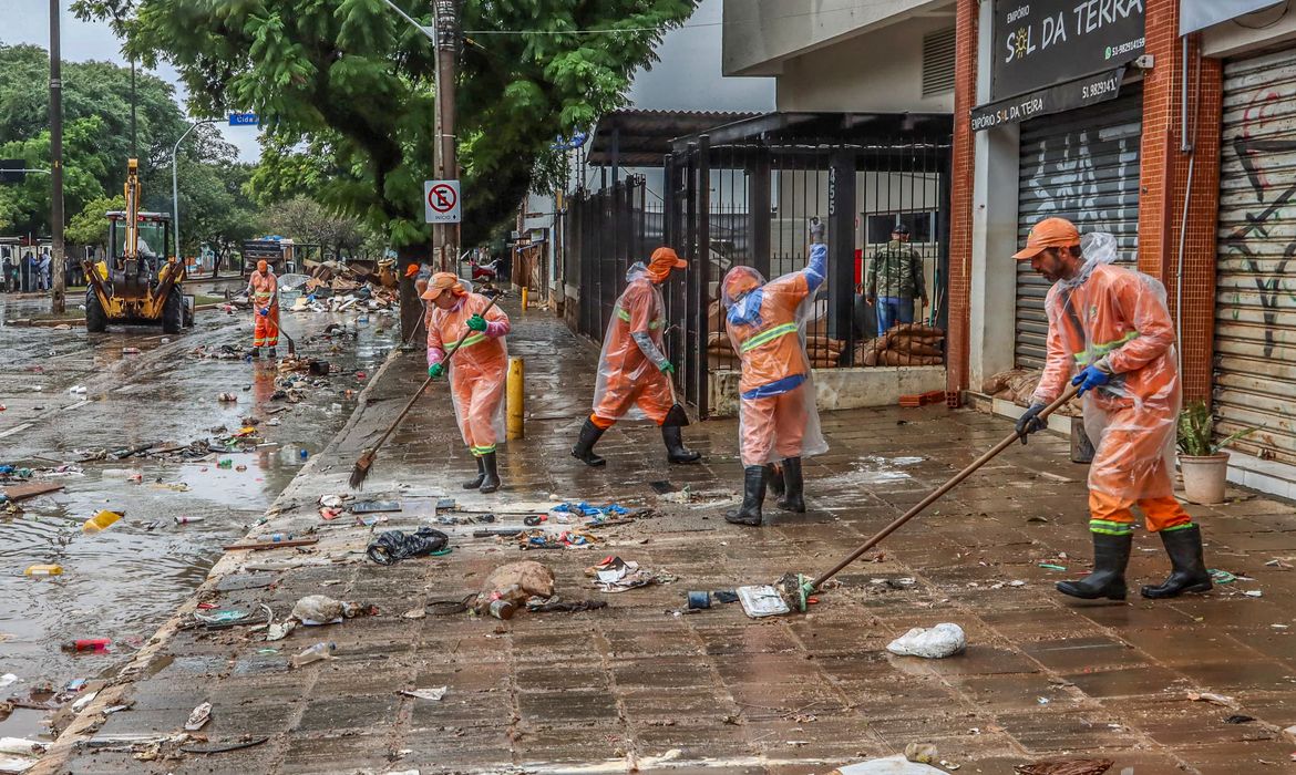 Porto Alegre (RS), 24/05/2024 – CHUVAS/ RS - LIXO - Após fortes chuvas, funcionários do departamento municipal de limpeza urbana (DMLU), fazem a retirada de lixo acumulado nas ruas de Porto Alegre.
Foto: Rafa Neddermeyer/Agência Brasil