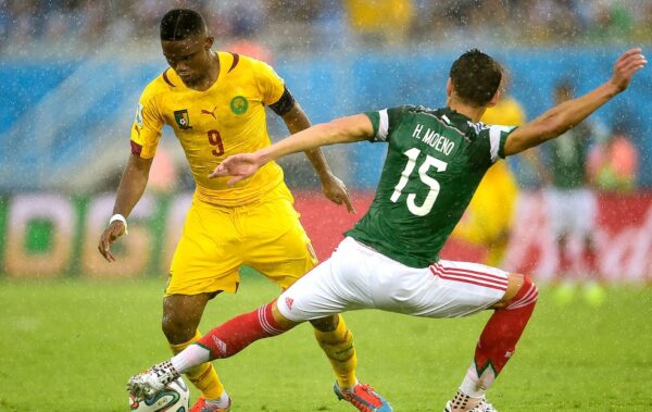 Samuel Eto'o no jogo México x Camarões — Foto: AFP