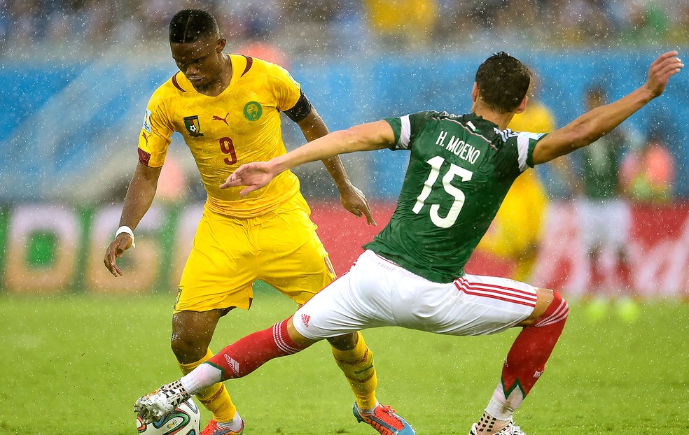 Samuel Eto'o no jogo México x Camarões  — Foto: AFP