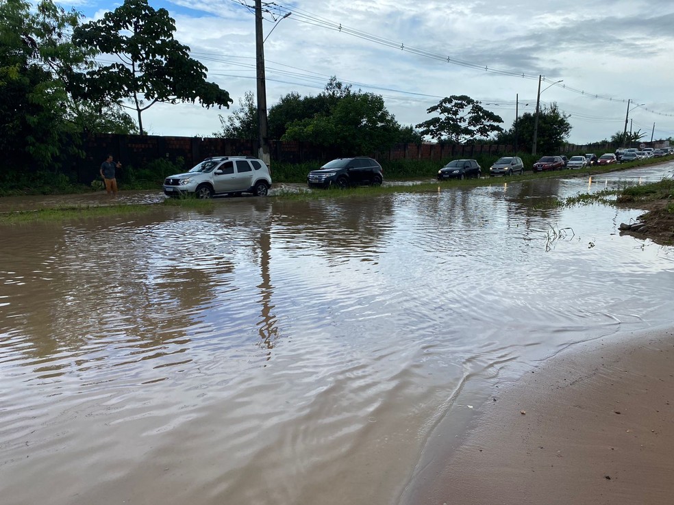 Alagamento causou interdição e congestionamento na avenida Olavo Montenegro, em Parnamirim, na Grande Natal. — Foto: Pedro Trindade/Inter TV Cabugi